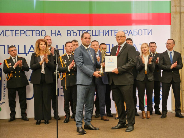 Вътрешният министър връчи наградата Полицай на годината на главен инспектор
