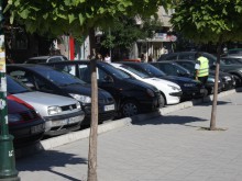 Своеволен служител таксува неправомерно спрели автомобили на безплатен паркинг