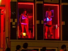 Жриците на любовта се махат от улицата с червените фенери