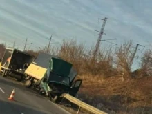 Камион се вряза в мантинела край Шумен