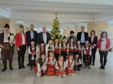 Деца от детска градина "Славейче" внесоха коледно настроение в община Смолян на Игнажден