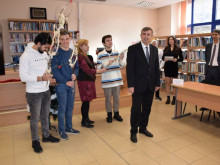 Чуждестранните студенти в Русенския университет се запознаха с коледните ни традиции, ректорът разчупи питката