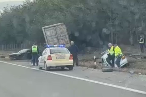 Български камион е причинил страховитото меле на АМ Тракия а