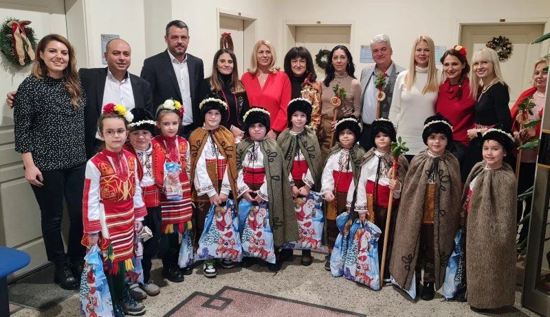 Деца на гости на кмета на "Централен", спазиха отколешна традиция