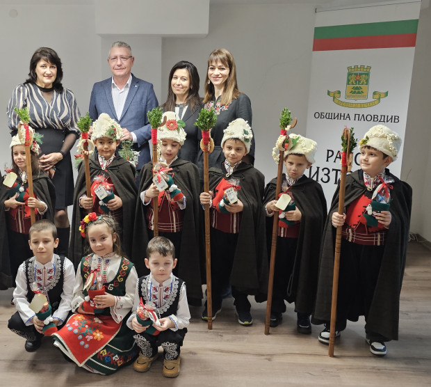 TD Коледари от ДГ Наталия пристъпиха първи прага на кметството в