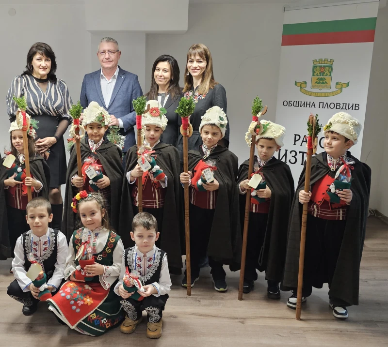 Малки коледарчета поздравиха кмета на "Източен"