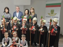 Малки коледарчета поздравиха кмета на пловдивския район "Източен"