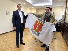 Георги Пеев, който е с две трансплантации, дари на Хасково знамето, което развя на Ухуру