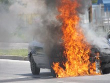 Автомобил с газова уредба изгоря напълно пред КЦМ