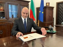 Министър Славов сложи държавен печат на промените в Конституцията