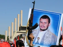 Лидерът на хуситите заплаши Вашингтон да атакува военните кораби на САЩ ако нападнат Йемен
