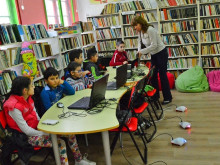Общинската библиотека в Казанлък с коледен подарък за първокласниците  