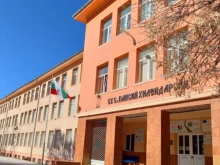 Училище в Пловдив намали часовете на 20 минути