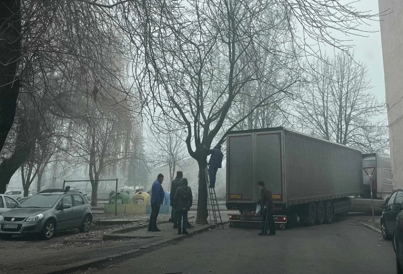 ТИР се заклещи на улица в Кюстендил