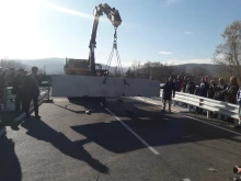 След две години чакане и протести: Първите автомобили потеглиха по новия Покровнишки мост