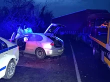 Пътят Русе – Бяла е затворен след челен сблъсък между камион и лек автомобил тази нощ