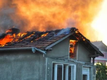 Мъж от ломско село запали собствената си къща 