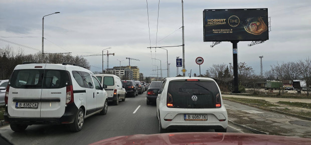 Тапа в района на моловете във Варна в последния работен ден, преминаването е усложнено