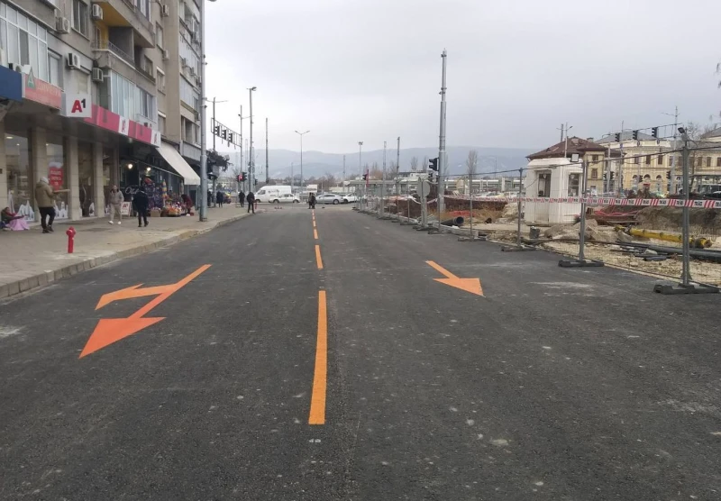 Пуснаха движението в част от кръговото кръстовище на гарата и източното платно на бул. "Руски"