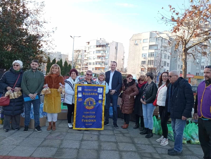 Зарадваха за Коледа социално слаби семейства в "Тракия"