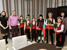 Малки коледари бяха гости на Община Сливен
