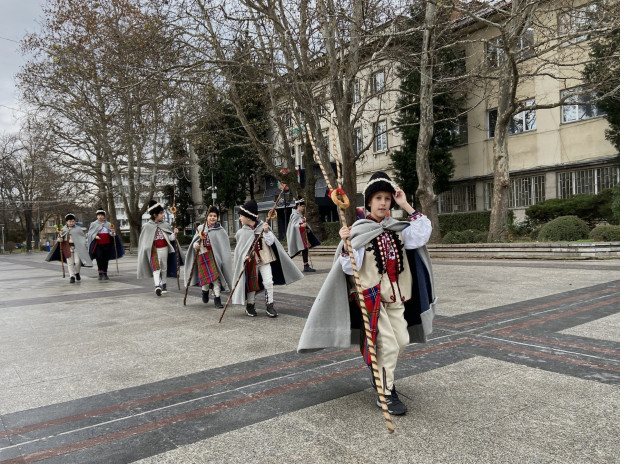 С песни и наричания за здраве и благодатна година, коледари поздравяват във Видин