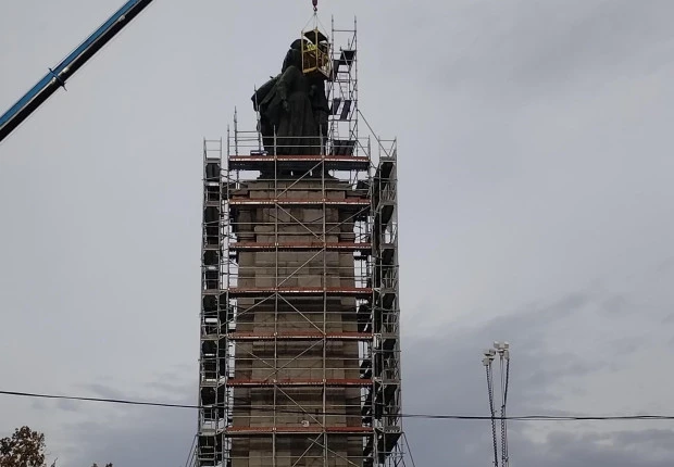 Транспортират демонтираните фигури от Паметника на Съветската армия до площадка за съхранение