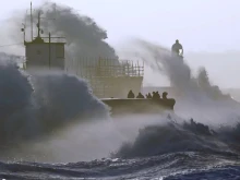 Буря донесе силни ветрове в Северна Европа, убивайки 2 души и предизвиквайки транспортен хаос