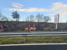 Мотористи с костюми на Дядо Коледа се превърнаха в атракция на пътя София - Благоевград