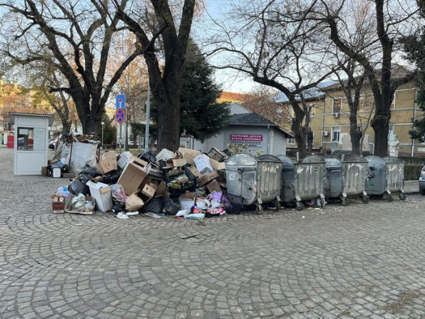 TD Пловдив продължава да е мръсен боклукът около контейнерите са по големи
