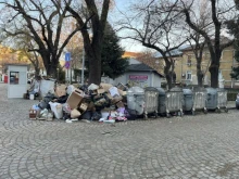 Кошмарът с мръсотията на Пловдив продължава. Камарите боклук по-високи от контейнерите