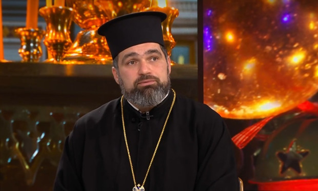 Свещеник отговаря на въпроси на вярващи в TikTok. Ириней Митов