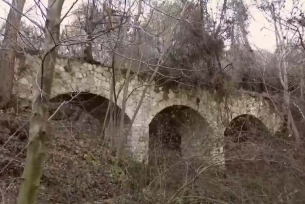 Вече повече от век един акведукт стои скрит и забравен