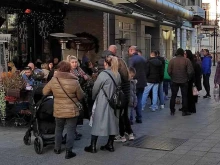 Часове преди Коледа: Хиляди се наредиха на опашка пред ресторант в Пловдив