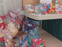 Кметът на Казанлък с подаръци за децата от Къщите на семействата