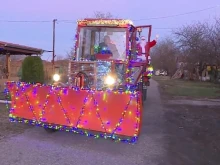 Дядо Коледа пристигна на трактор в русенско село и донесе огромна радост 
