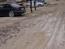 Възмутен варненец: Страшна кал, тук паркират поне 100 автомобила