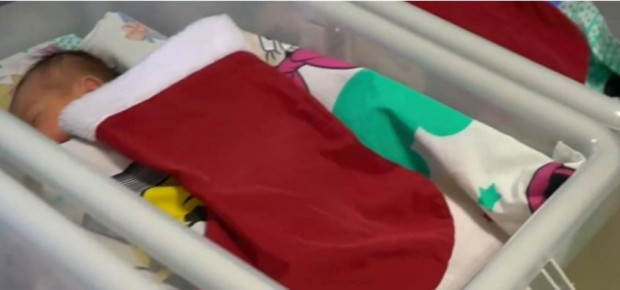 TD С празнична премяна в русенската болница Канев обличат всички новородени