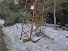 Изгнил електрически стълб пропада в Самоковско