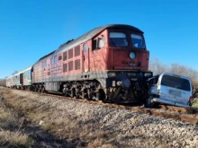 Преминаващ влак удари кола на железопътен прелез