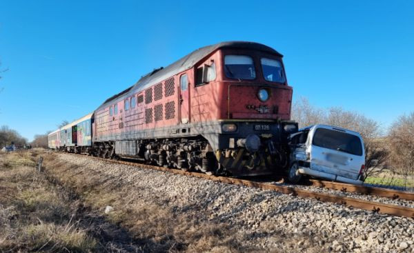 Катастрофа между кола и влак в област Добрич. Лекият автомобил пресичал