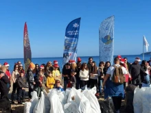 Празнично почистване на плаж Аркутино събра доброволци, изви се и хоро