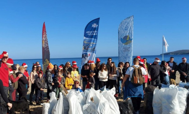 Коледно почистване по Южното Черноморие събра доброволци По традиция от