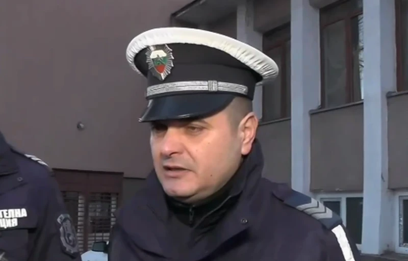 Криминален шофьор без книжка нападна полицаи по време на проверка
