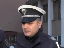 Криминален шофьор без книжка нападна полицаи по време на проверка