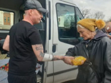 Това е Мартин Мартинов, който ежедневно дава топла храна на бездомните хора в центъра на София