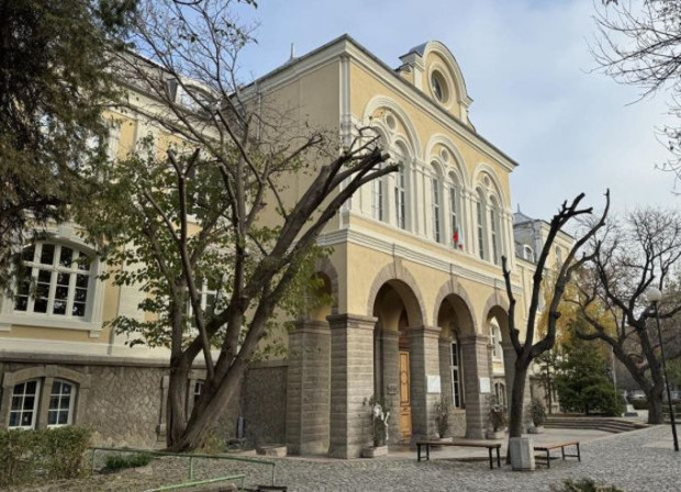 </TD
>Ремонтът на Хуманитарната гимназия в Пловдив ще продължи през следващата