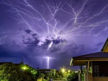 Десетима загинаха при гръмотевична буря в Австралия на Коледа, хиляди останаха без ток