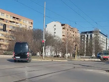 Бус с пловдивска регистрация мина на червено в София и предизвика гнева на шофьорите