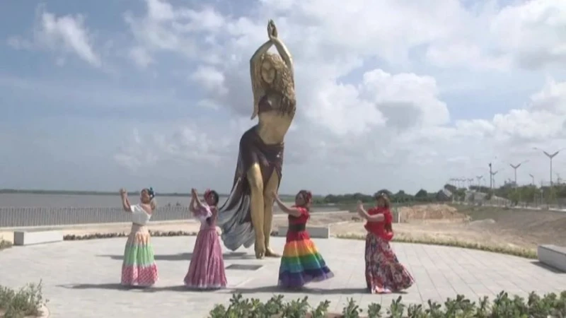 Шакира порасна до 6,5 метра: Отриха огромна статуя на певицата в родния й град Баранкия